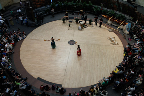 Hawaiian dancers