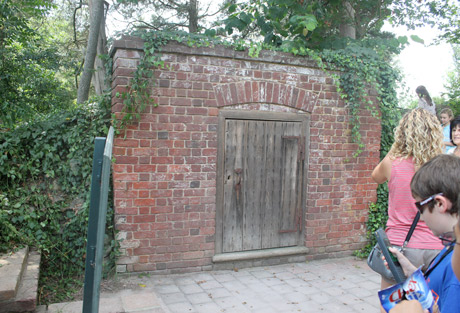 Mount Vernon old tomb